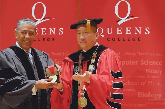 Espaillat es reconocido con la Medalla Presidencial de Queens College por su lucha en defensa de inmigrantes y derechos civiles