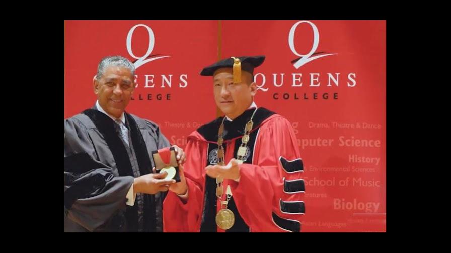 Espaillat es reconocido con la Medalla Presidencial de Queens College por su lucha en defensa de inmigrantes y derechos civiles