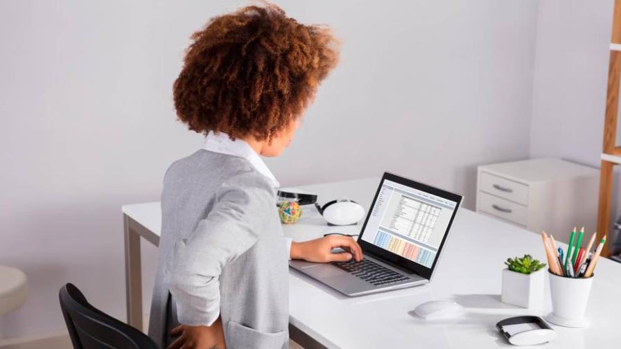 Home office: presta atención a tiempo a los dolores de cuello y espalda
