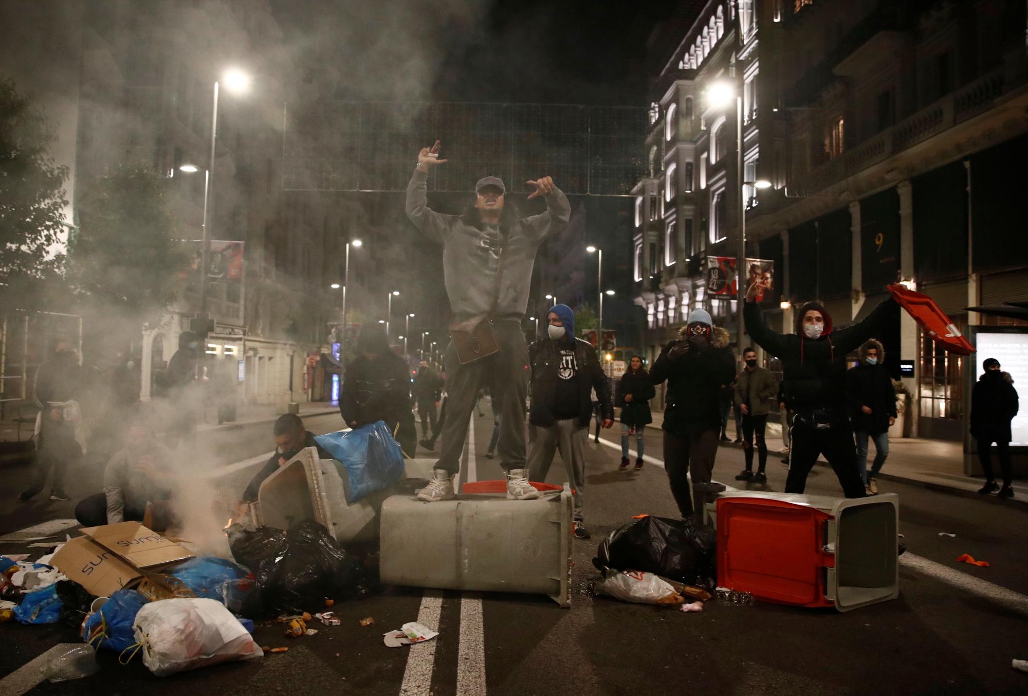 Las barricadas que miembros de la Policía Nacional disolvieron en  Gran Vía de Madrid. Un centenar de personas protestaron contra el confinamiento impuesto como medida para evitar propagación del COVID-19.