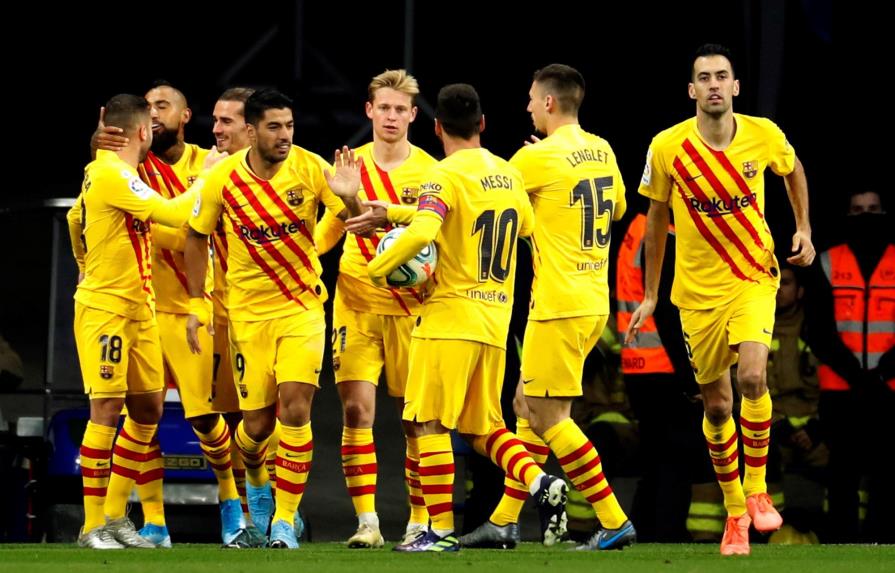 El Barcelona empata derbi con el Espanyol pero mantiene el liderato 