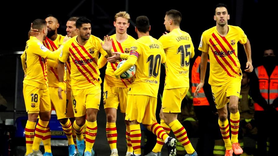 El Barcelona empata derbi con el Espanyol pero mantiene el liderato 