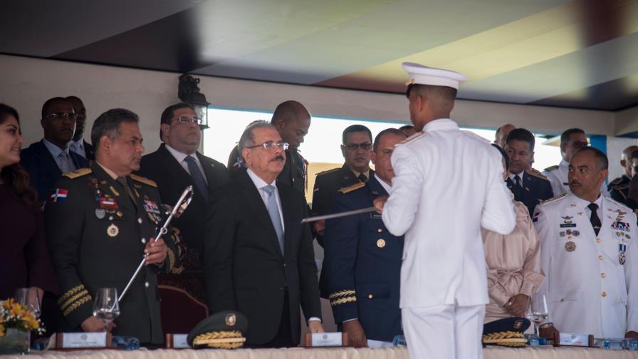 Medina juramenta nuevos oficiales de la Fuerza Aérea