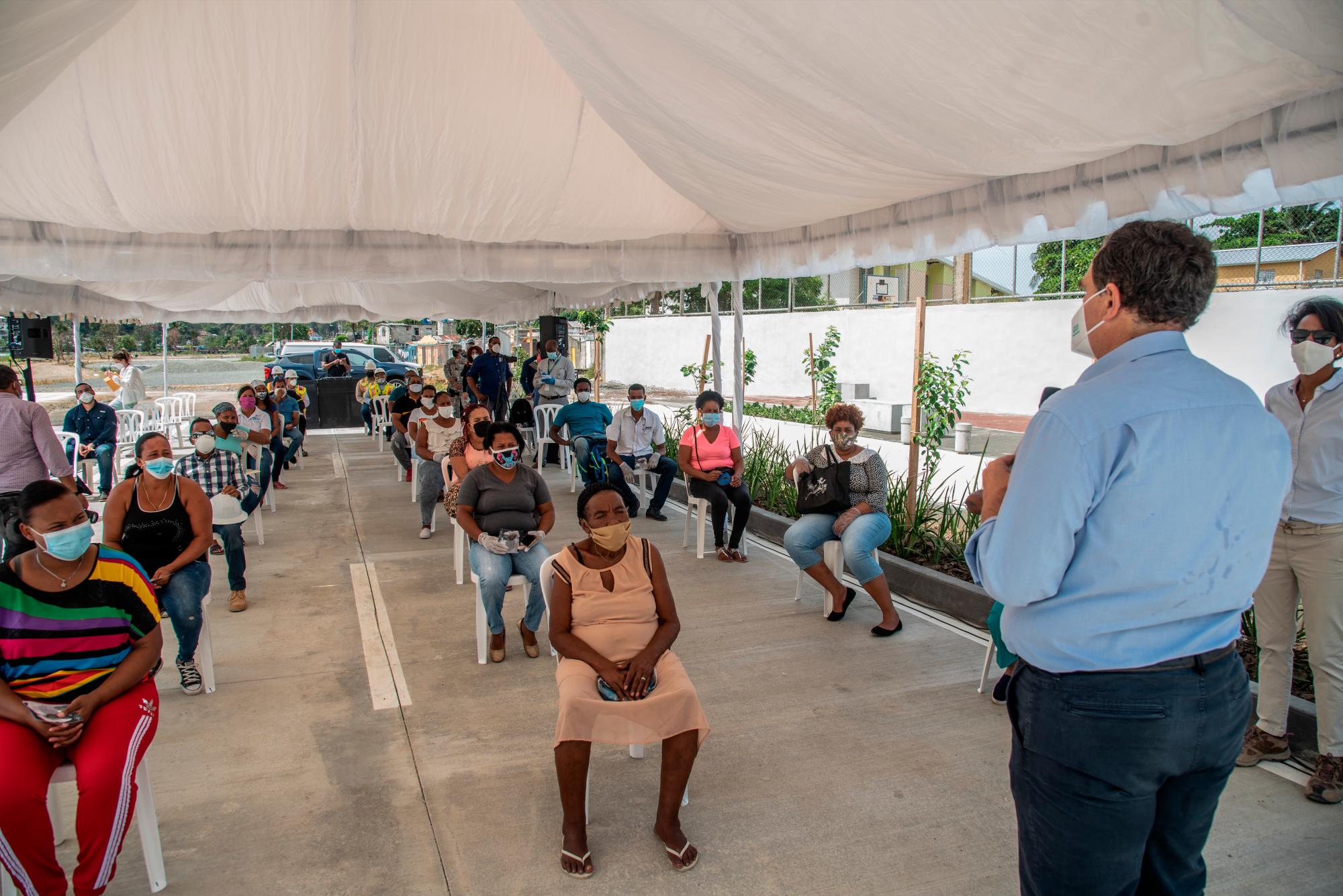 González Cuadra, habla a parte de los moradores de la Ciénaga y Los Guandules.