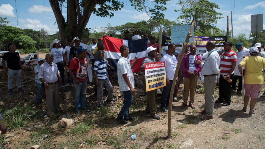 Protestan en Villa Mella por asfaltado de calles