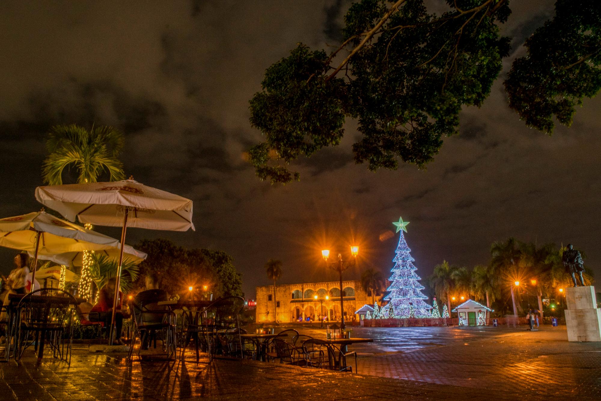 El árbol Coca Cola en la plaza de españa de la zona colonial en Santo Domingo.