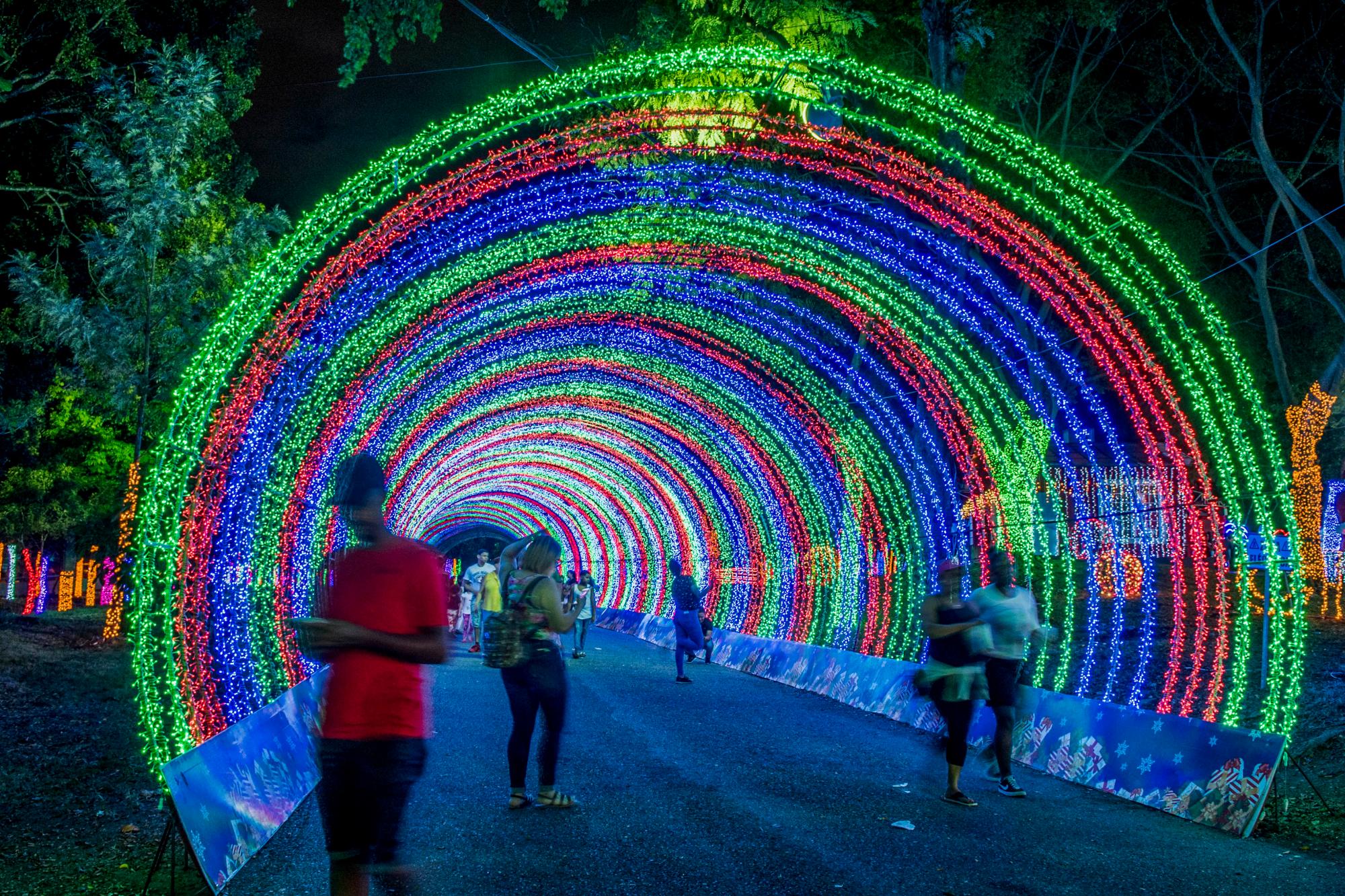 El túnel de luces de colores en el parque de las luces en Sto. Dgo. este.