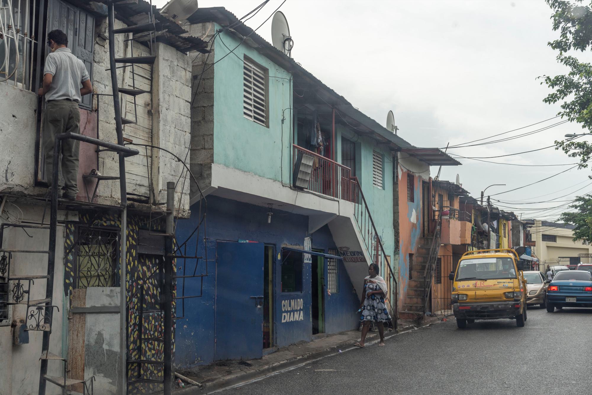 Las casas fueron construidas encima de la acera.