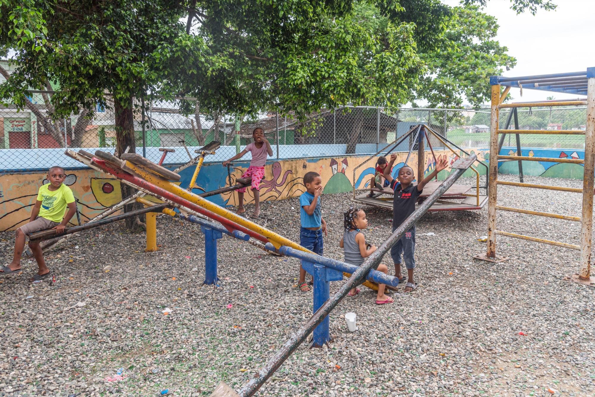 En El Dique los niños que, juegan en un parque sin mascarillas, no se han enterado que iniciaron las clases.