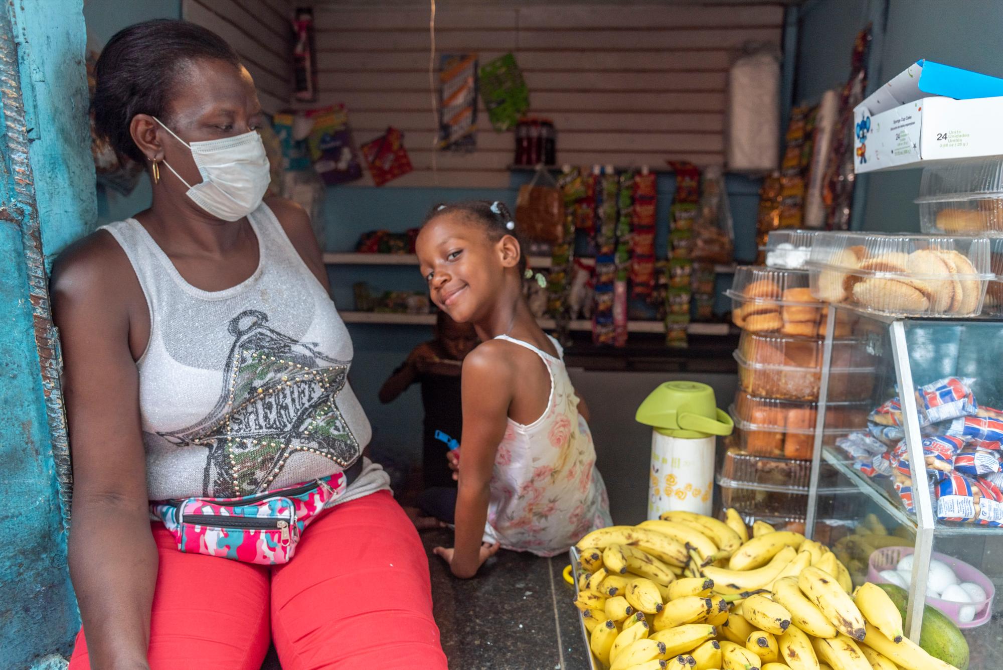 Luz María Santana, no sabe leer y apenas escribe su nombre. Está preocupada por el aprendizaje de tres de sus ocho hijos.
