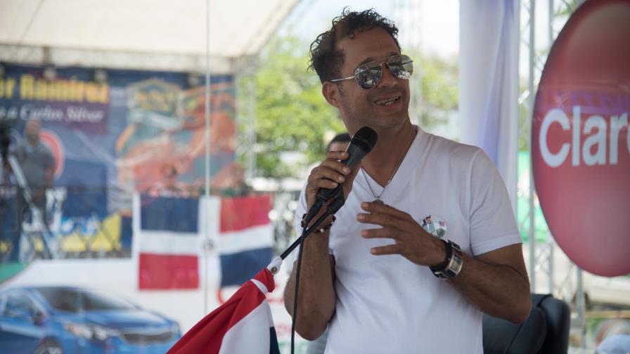 Carlos Silver supera las 68 horas cantando