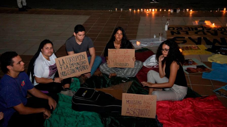 Organizaciones feministas realizan plantón contra la violencia de género frente a la Procuraduría   