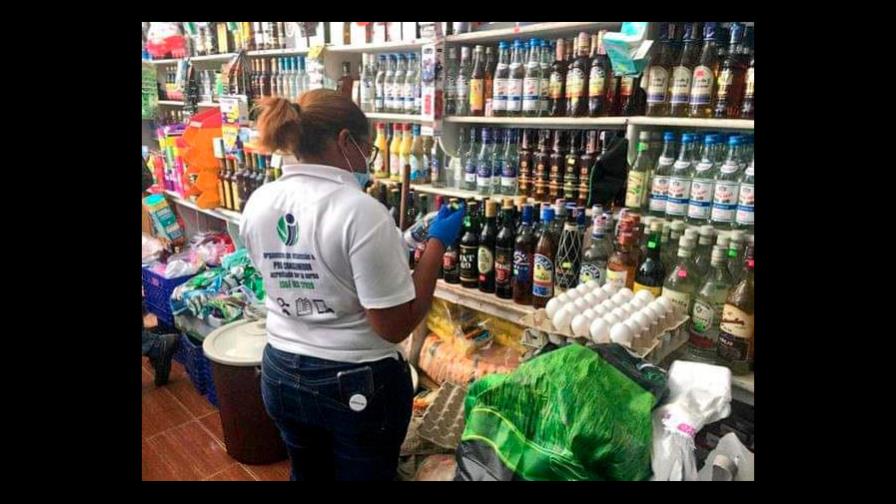 Apresan a cinco personas y cierran tres establecimientos por alcohol adulterado en La Romana