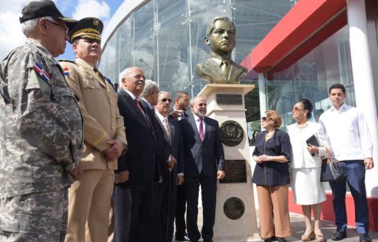 Desvelan busto del coronel Fernández Domínguez en estación del Metro 
