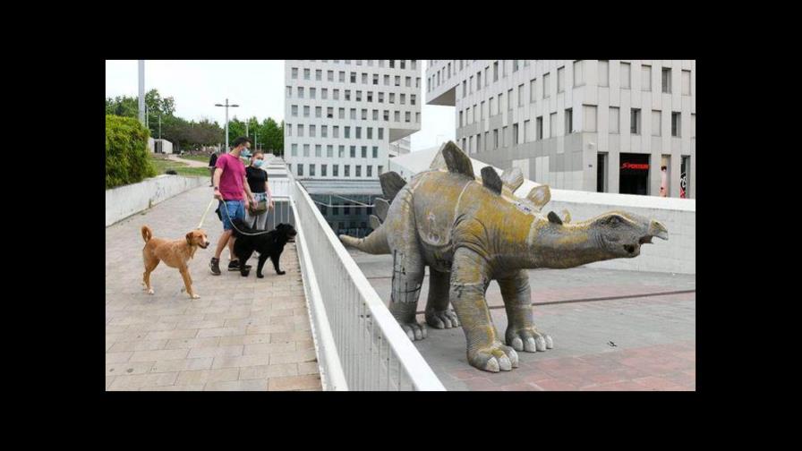 Un hombre muere atrapado dentro de una estatua de un dinosaurio en España