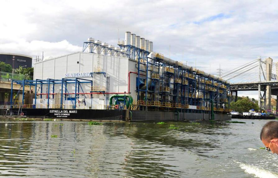 Medio Ambiente rechaza solicitud de empresa de operar dos barcazas generadora de electricidad en el río Ozama