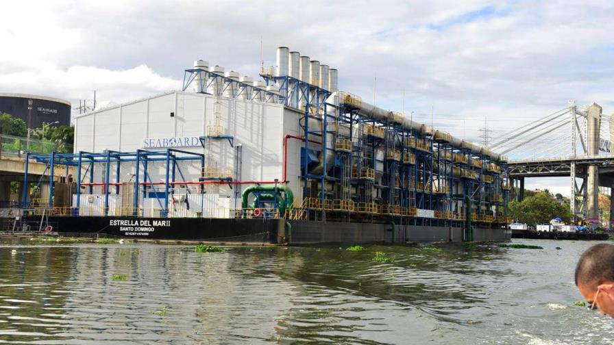 Medio Ambiente rechaza solicitud de empresa de operar dos barcazas generadora de electricidad en el río Ozama