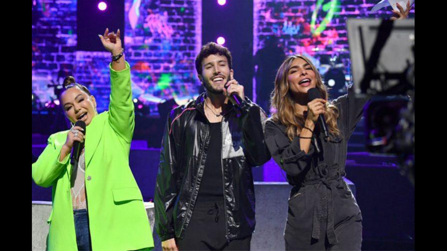 Estrellas latinas causan una explosión de color en la gala Premios Juventud