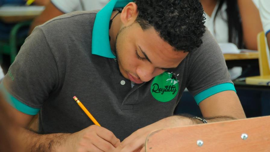 El Mescyt anuncia clases semipresenciales de inglés por inmersión este lunes