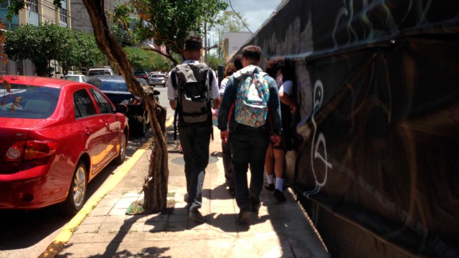 Escuelas públicas de Puerto Rico iniciarán en agosto con clases presenciales y a distancia