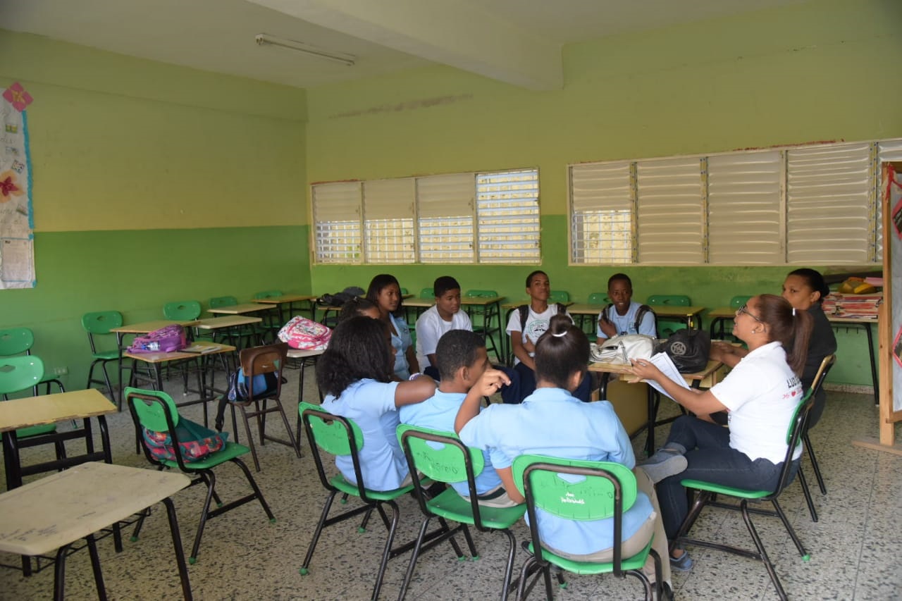 Estudiantes de una de las escuelas del sector de Villas Agrícolas en su primer día en el centro educativo tras la explosión de Polyplas.