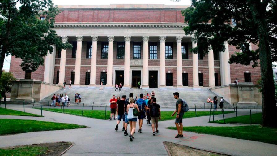Estados Unidos extiende moratoria del pago de las deudas de estudiantes