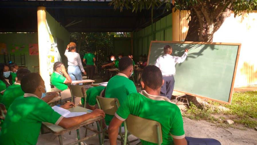 Debajo de una mata de mango y enramada reciben clases estudiantes en El Seibo 