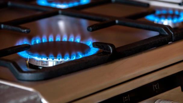 Quemadores de gas en llamas en la estufa de la cocina doméstica