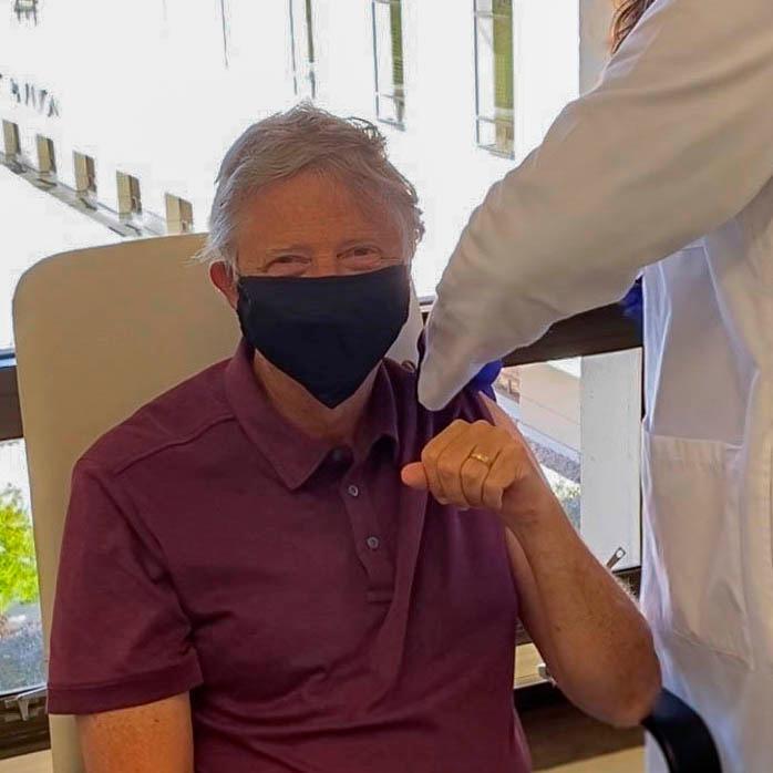 Bill Gates recibe primera dosis de vacuna contra COVID-19