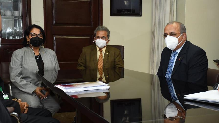 Ministro de Salud acuerda pagar a más de 500 médicos esta semana