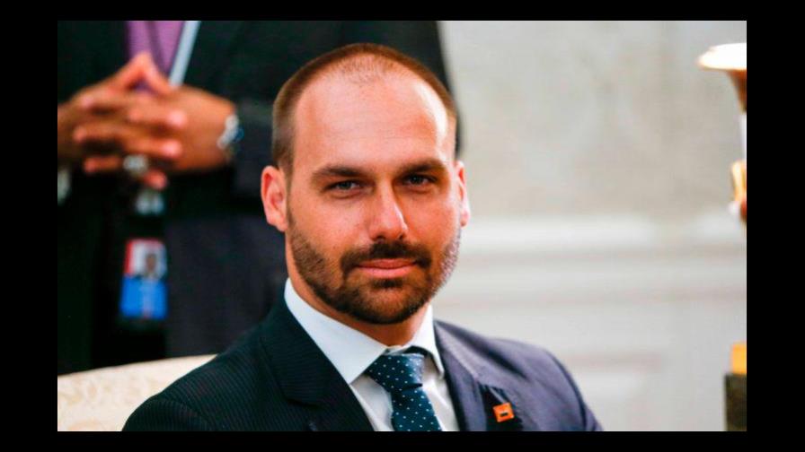 Un hijo de Bolsonaro tilda de “portadoras de vagina” a diputadas opositoras