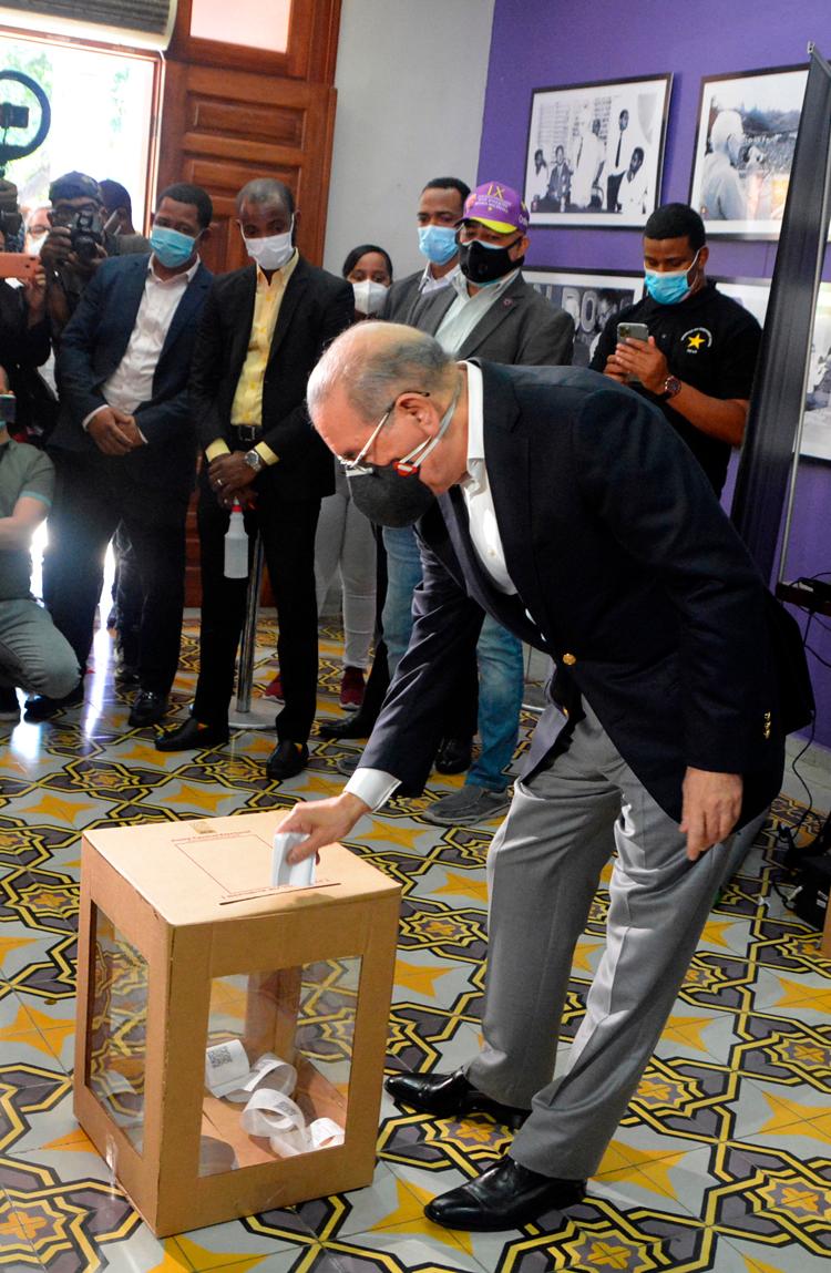 Danilo Medina votando en las elecciones del Comité Central, el 14 de febrero de 2021.