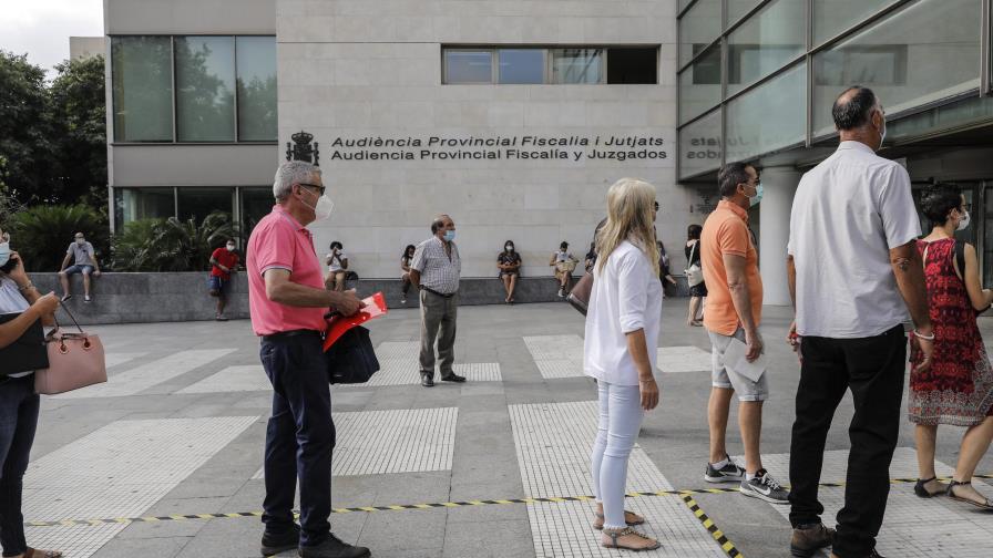 Acusan a expresidente del Valencia de abuso sexual a menor