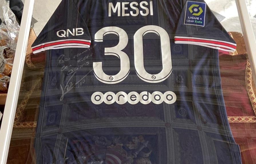 El primer ministro francés regala al Papa una camiseta del PSG firmada por Messi
