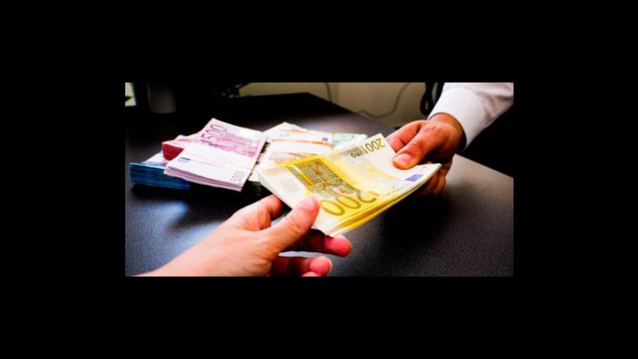 El euro cae frente al dólar a niveles de diciembre