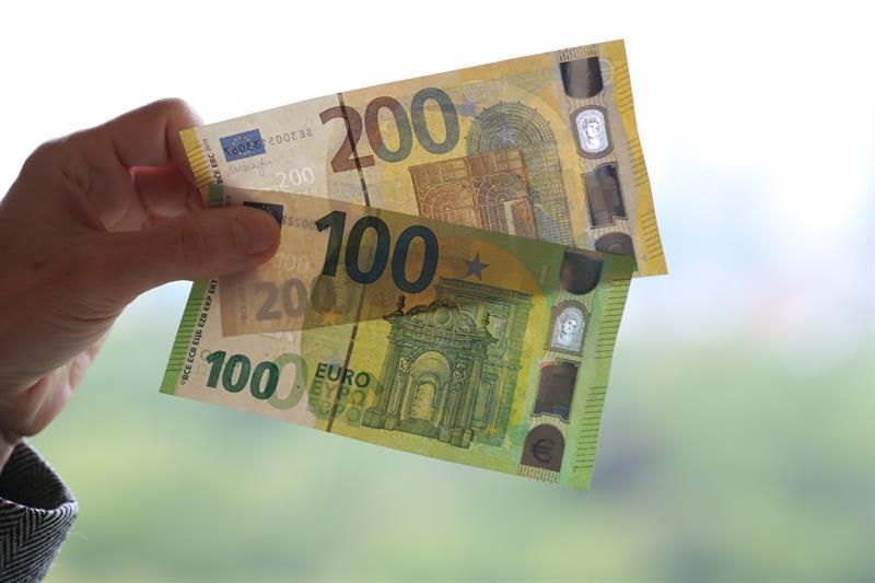 Con más seguridad, más prácticos, circulan los nuevos billetes de 100 y 200 euros 