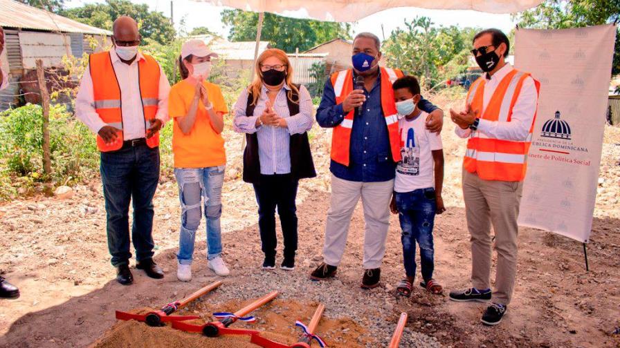 Empiezan a construir casa para el niño que vivía en un árbol 