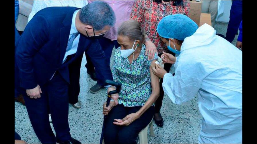Leonel Fernández acompaña a su madre a vacunarse y manifiesta su apoyo al plan nacional