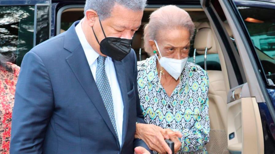 Madre de Leonel Fernández sale bien de cirugía de la cadera