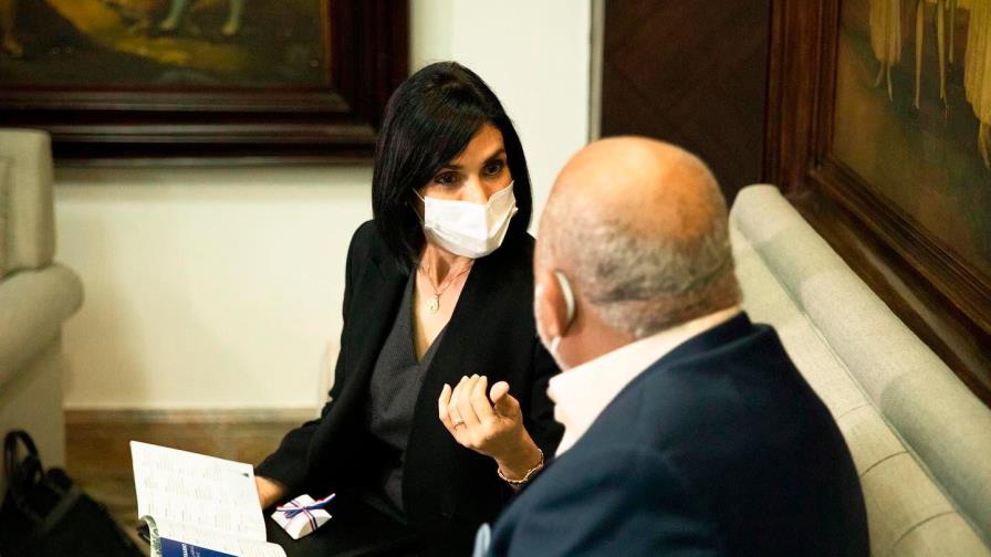 Raquel Arbaje visita al ministro de Educación, Roberto Fulcar