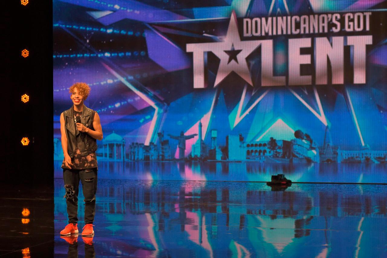 La bailarina profesional Evelyn Tejeda también pasó.