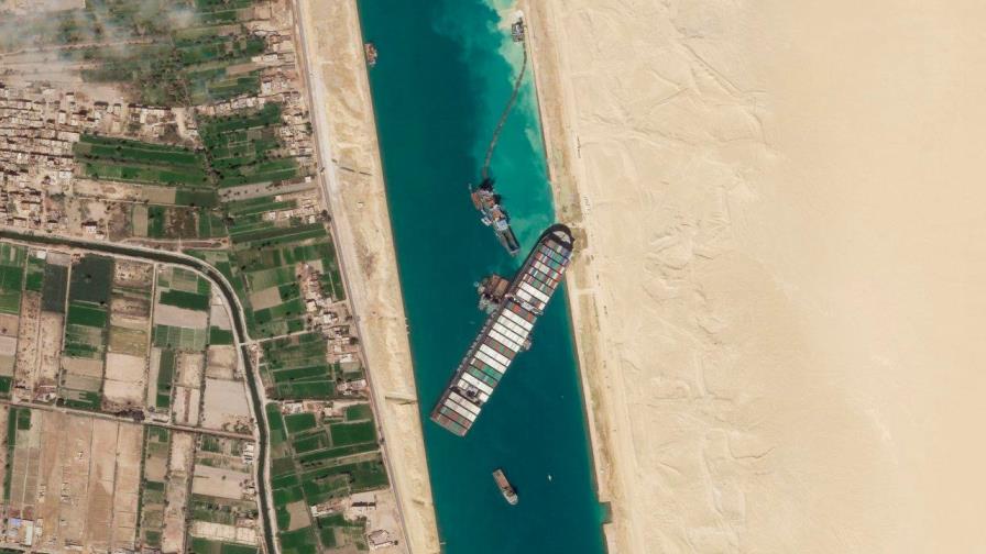 Egipto espera indemnización por bloqueo en canal de Suez