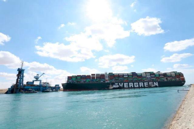 Reflotan parcialmente el buque varado seis días en canal de Suez