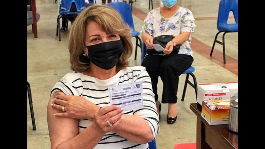 Madre de la vicepresidenta de la República es vacunada contra COVID-19