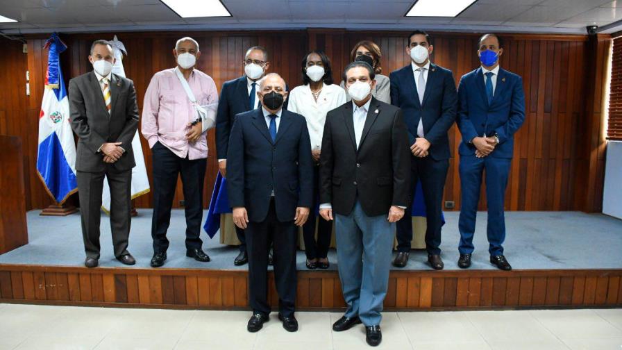 Plutarco Arias dice se va de Salud Pública con “la frente en alto y la mano limpia”