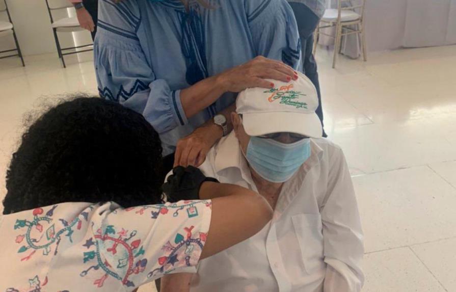 Papía Najari, de 104 años, recibe primera dosis de vacuna contra COVID-19