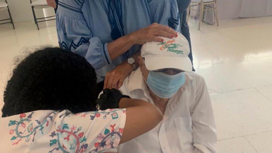 Papía Najari, de 104 años, recibe primera dosis de vacuna contra COVID-19