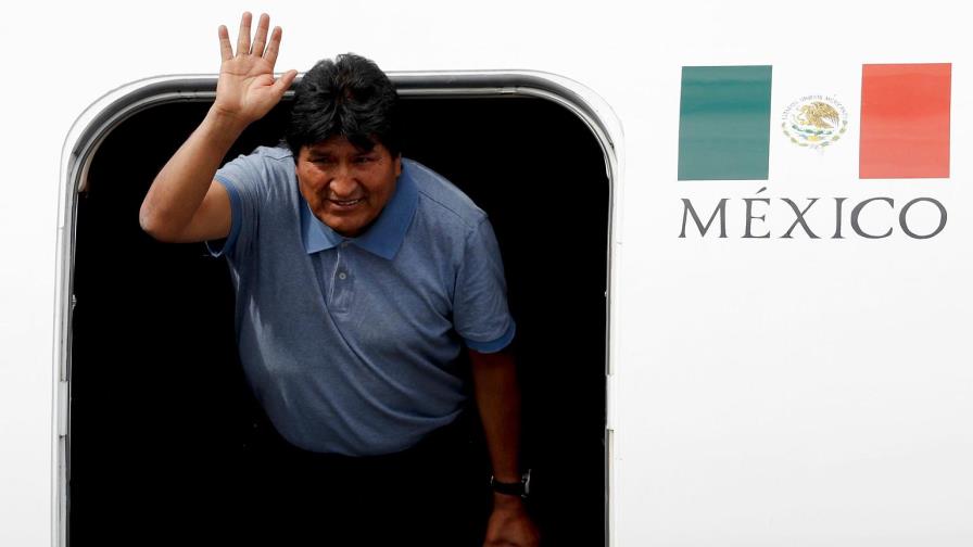 Evo Morales llega a México y dice que AMLO le salvó la vida