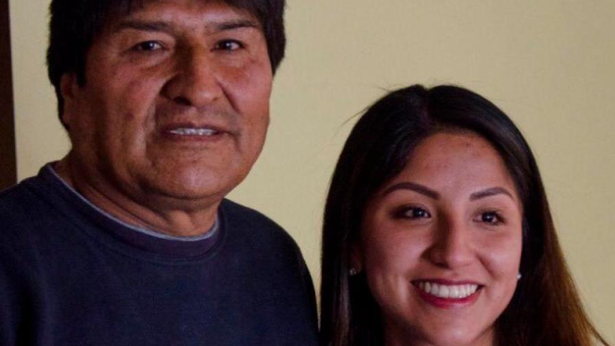 Polémica en Bolivia porque la hija de Evo Morales se vacunó antes de tiempo