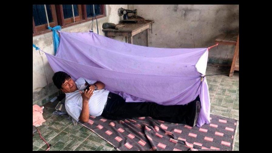 Evo pasa la noche en el piso y lo muestra en una foto